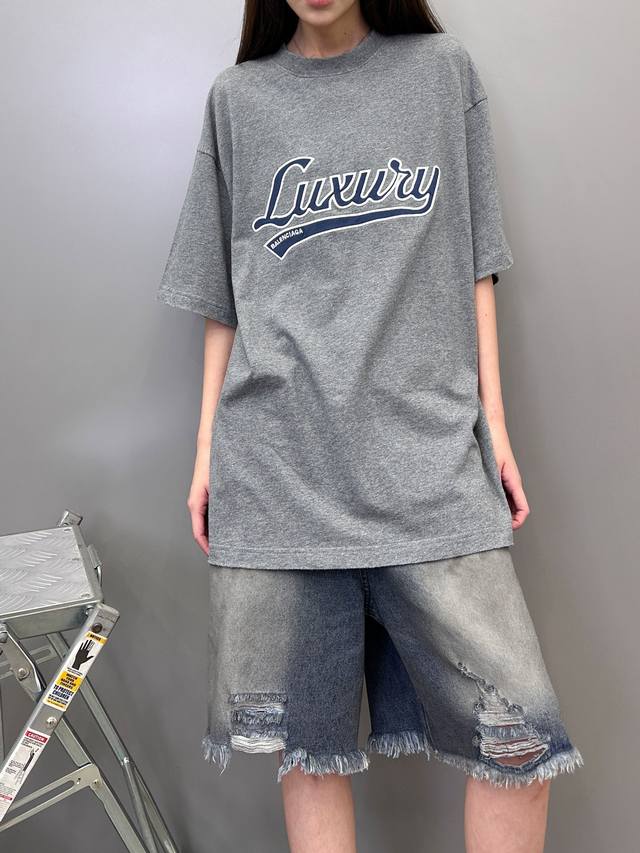 Paris | New short-sleeved T-shirt, ready-to-wear, washed, embroidered, and appli