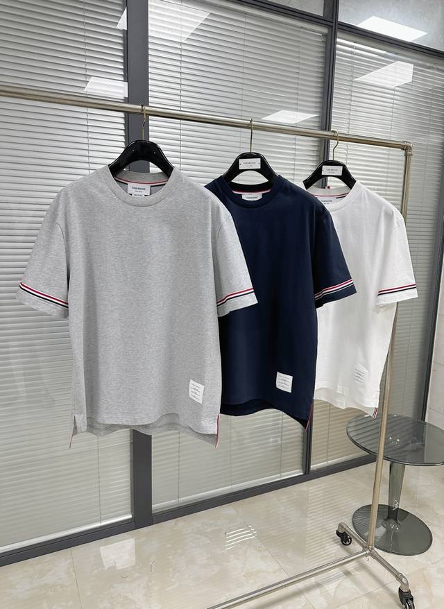 Tee with double sleeves and colorful stripes. Coulour: navy blue, white and gray
