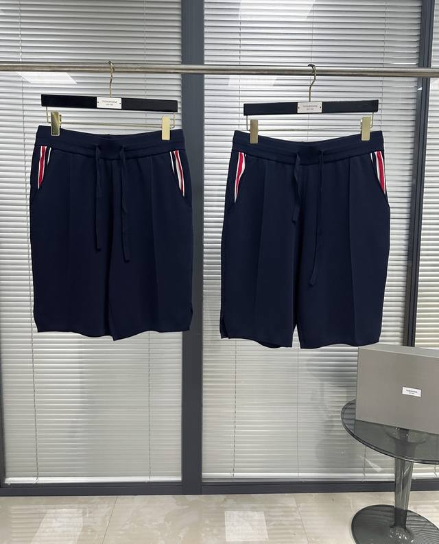 shorts with double side pockets. Made of ice silk knit fabric for a cool and ref