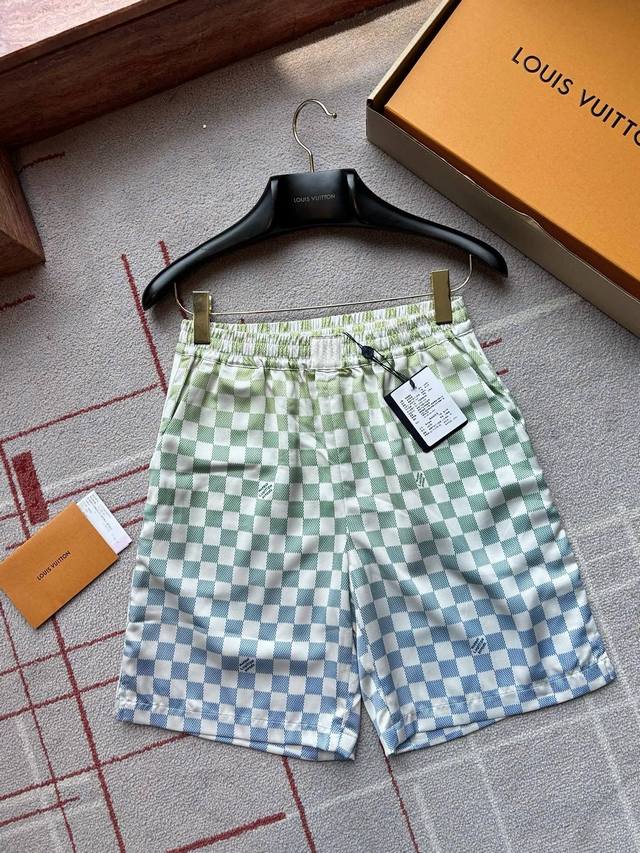Shorts: This silk set is incredibly thin and cool, boasting luxurious details! I