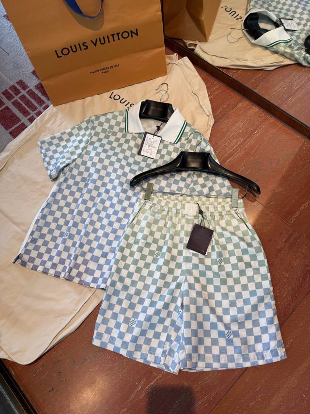 New Arrival! Louis V* Highly Recommended Shirt!! Experience the meticulous craft