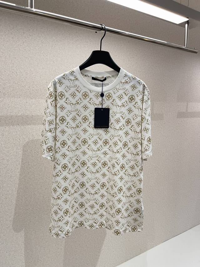 and opening, the collar is made of the original fabric with a pull-neck design.