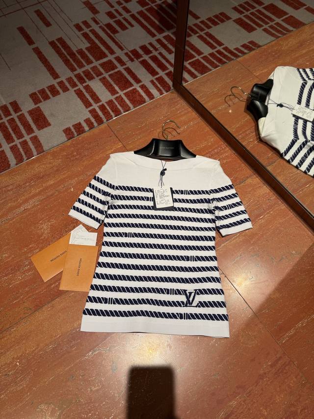 New Arrival! This Louis V* women's knitted t-shirt (excluding packaging) is a co