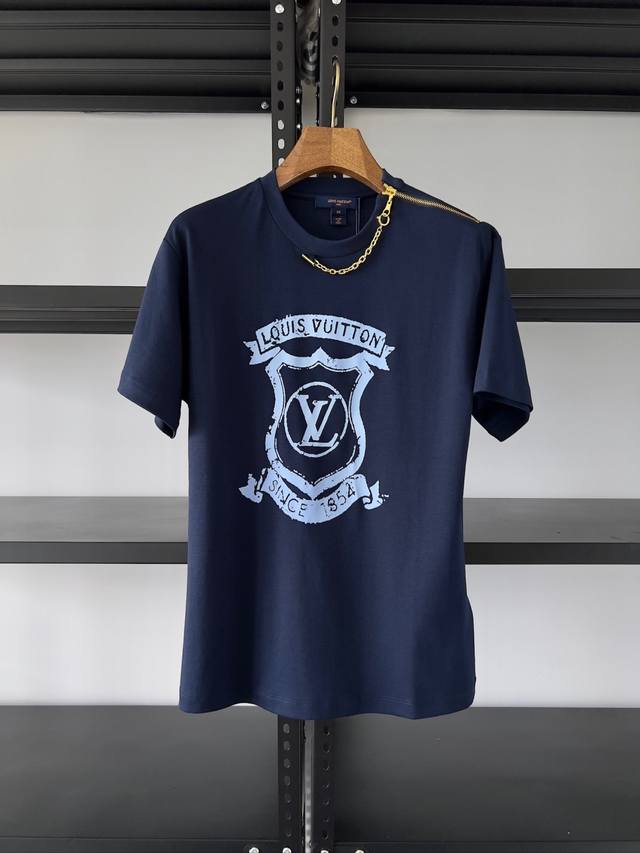 Donkey Crest T-shirt. This T-shirt is crafted from soft, breathable cotton knit