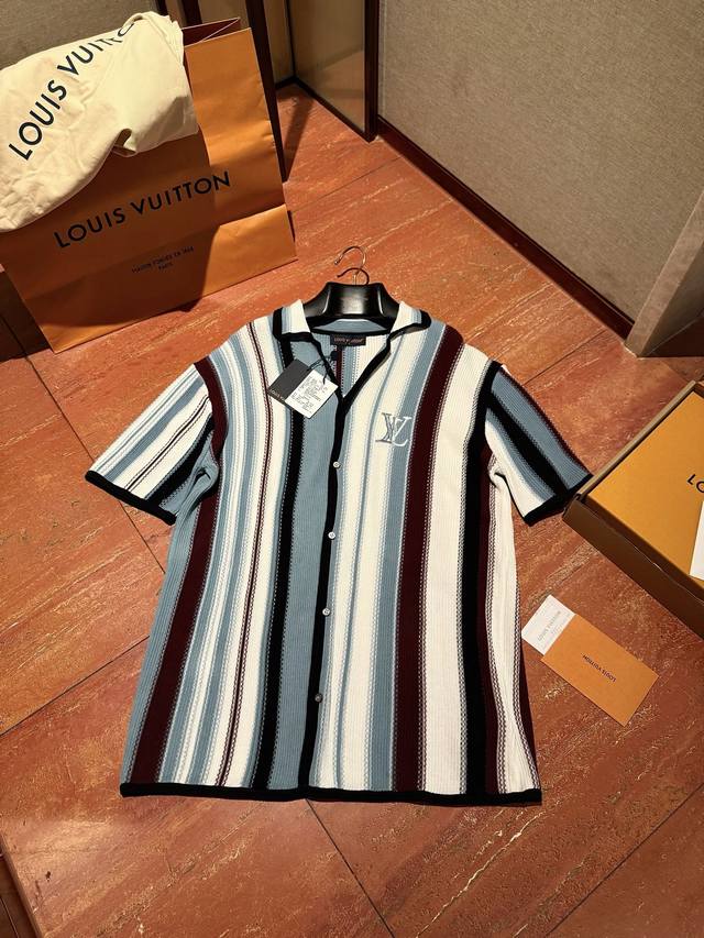 Louis V* 25Aw's latest color-striped knitted polo short-sleeve is here! Made fro