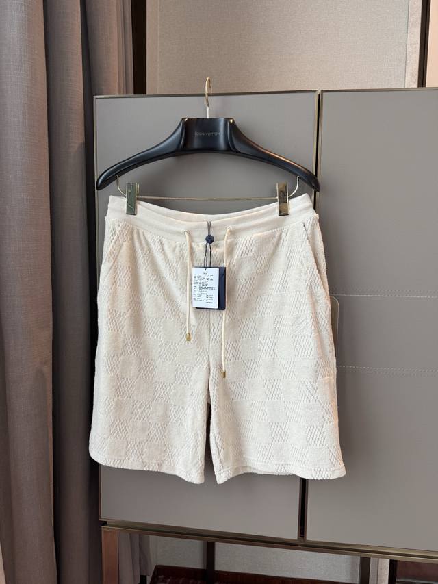 a clean and warm vibe! This comfortable, stylish, and effortlessly stylish set i