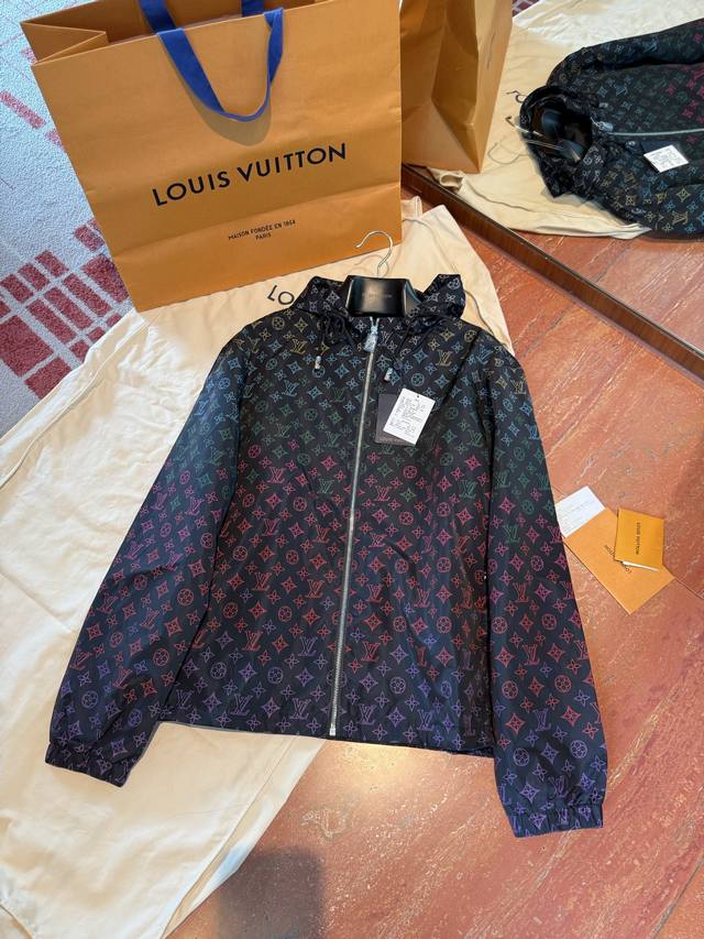 New Arrival! The highly recommended Louis V* masterpiece! The monogram gradient
