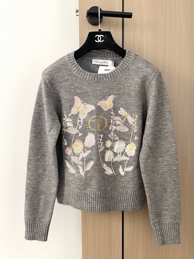 New, original, high-quality Dio* 2025 Early Fall Collection! Crew-neck embroider
