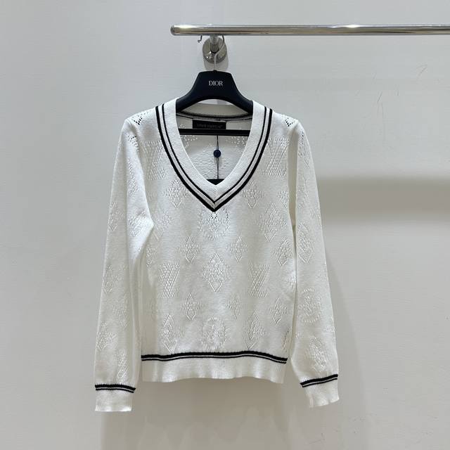 New spring Lv long-sleeved V-neck sweater, classic monogram design, perforated d