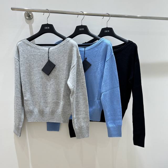 Prada Fashion One-Neck Sweater, simple yet stylish, classic black and white exud
