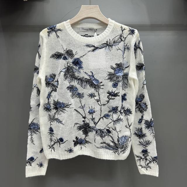 Dior's new knitted long-sleeved top is covered with exquisite embroidered flower