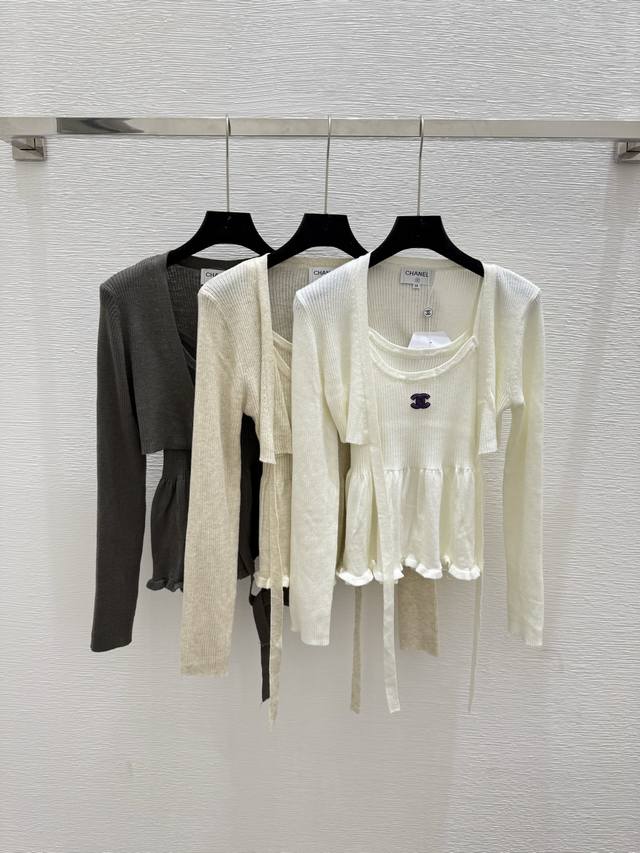 Chi's early autumn new knitted suspenders two-piece set Color: white apricot gra