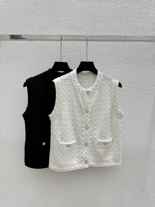 Chi's new summer camellia print round neck knitted vest Color: White Black Size: