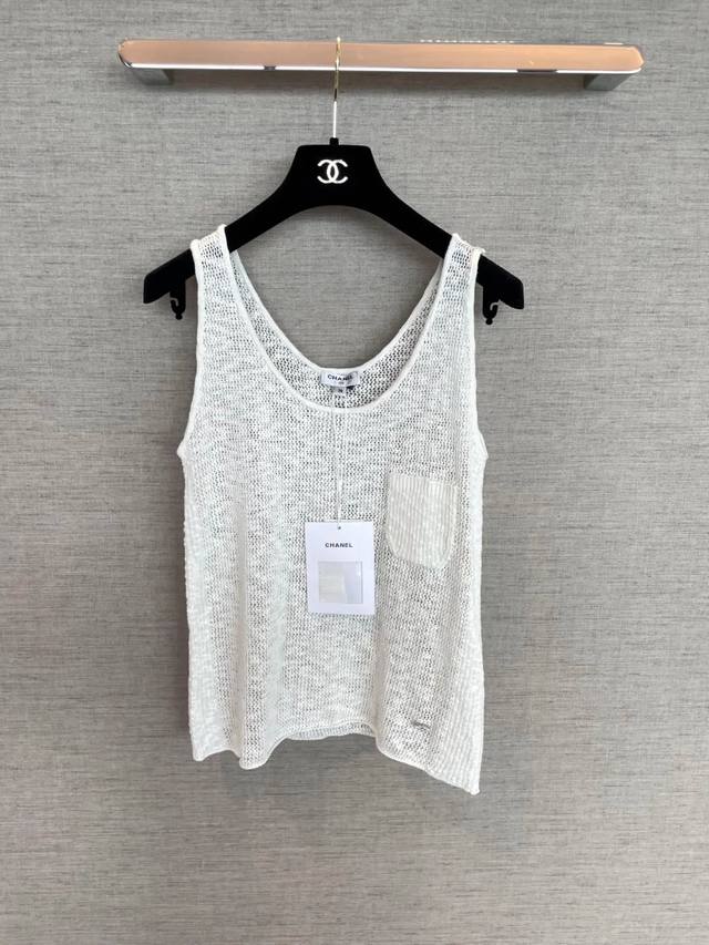 Chan'1 Coco Beach's latest collection, a classic double-pocket cardigan and long