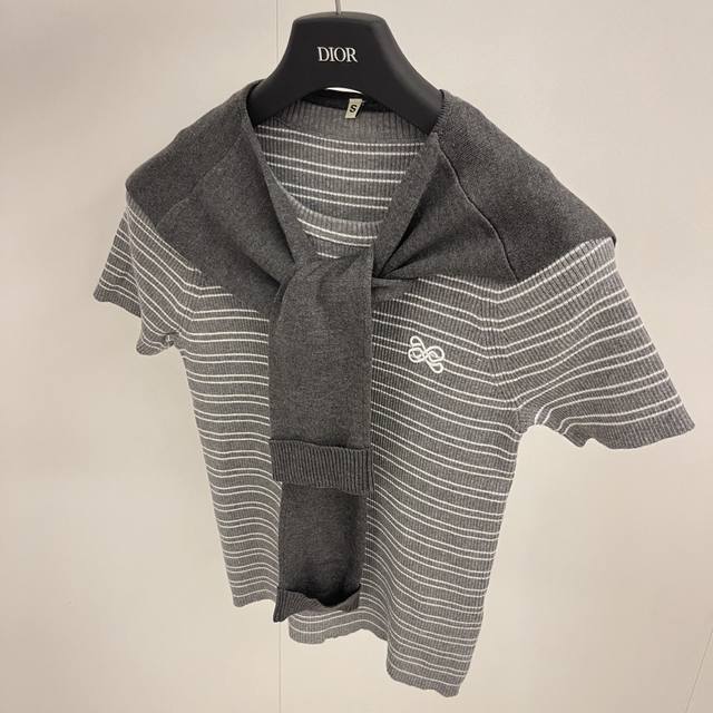 Ann 25Ss new product launched: contrast striped knitted short-sleeved shawl two-