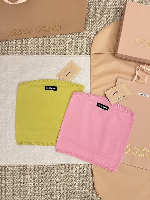 Mium'U 25Ss new arrival: a candy-colored logo-knit tube top with Yb logo detaili