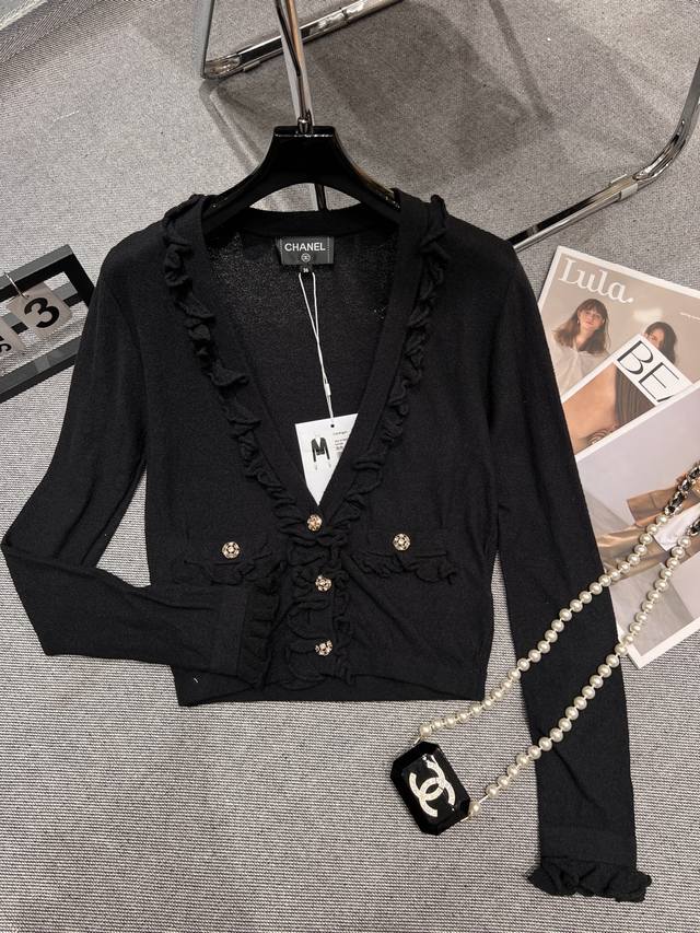 Chane* 2025 Haute Couture new arrival! This large V-neck, rhinestone-buttoned, h