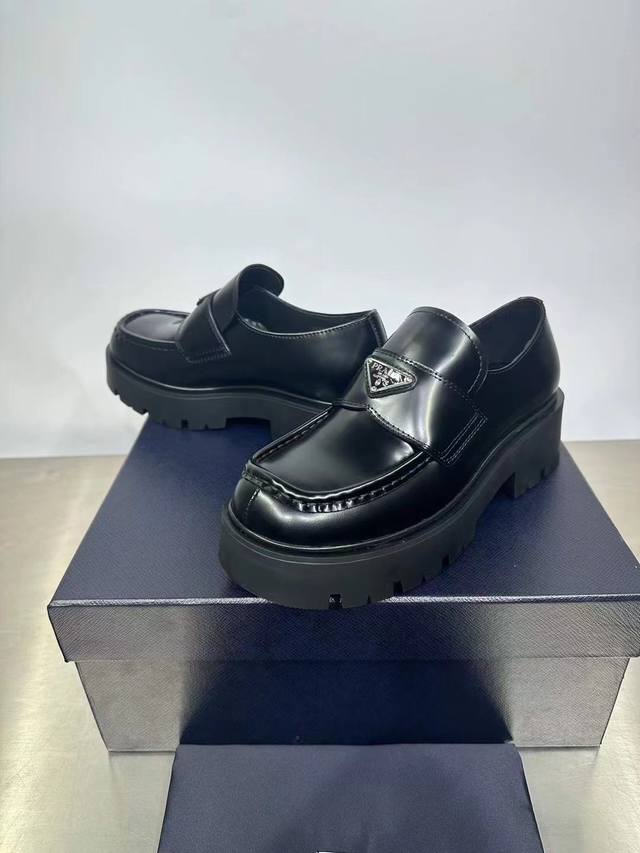 triangular derby shoes with micro-logo, shiny round toe, patchwork loafers, made
