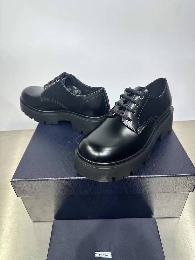 Home Lace-Up Derby Shoes with Micro-Logo Glossy Round Toe Loafers Made of Import