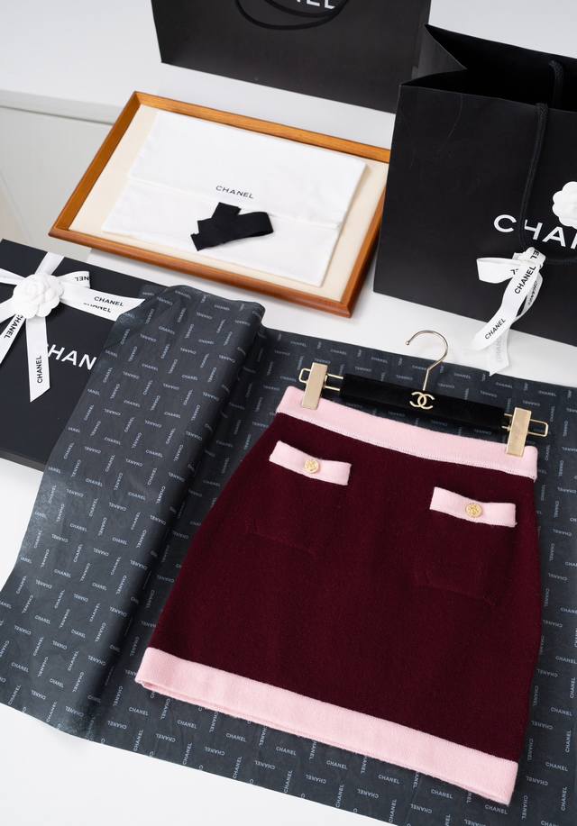 C*Hanel 25 knitted skirt. The short skirt is full of charm. The hip-wrapped desi