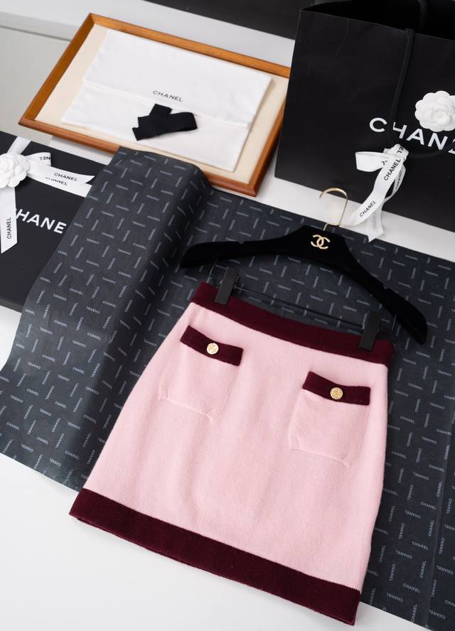 C*Hanel 25A knitted skirt. The skirt is full of charm. The hip-wrapped design pe