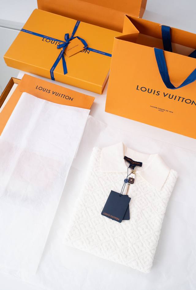 25Ss New Lou Is Vuitton Short Half-Zip Shirt The whole piece is designed with a