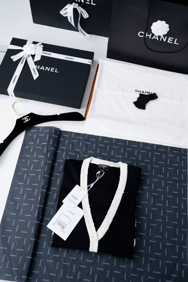 2025A Cha Nel short jacket outlines the silhouette with simple lines, paired wit
