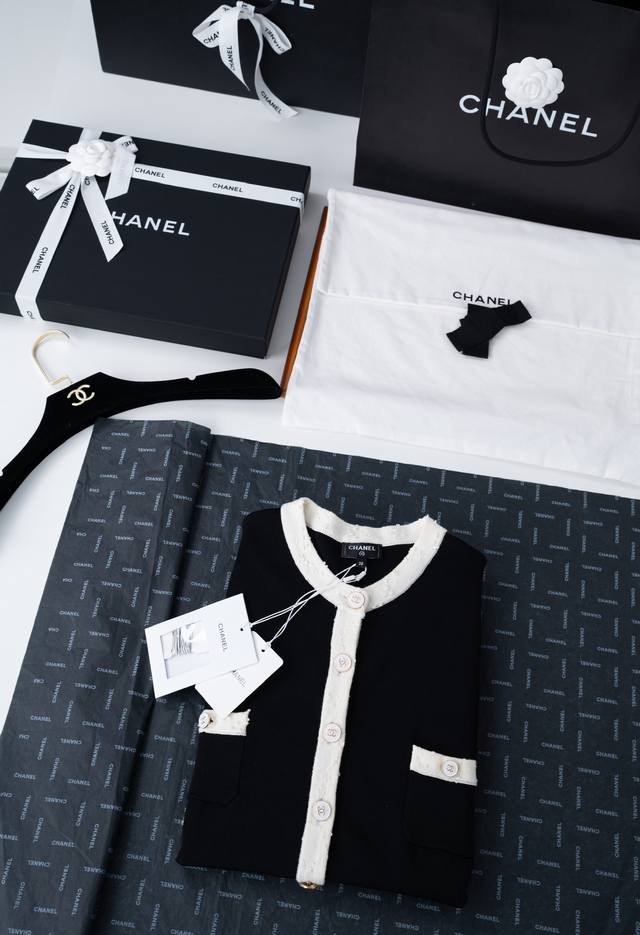 2025A Cha Nel half-button top is made of high-quality silk thread, the fabric ha