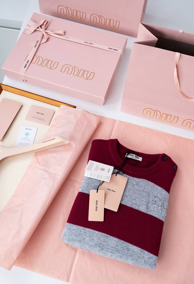 25Ss new Mi Umiu pullover sweater has a very attractive red and gray color schem