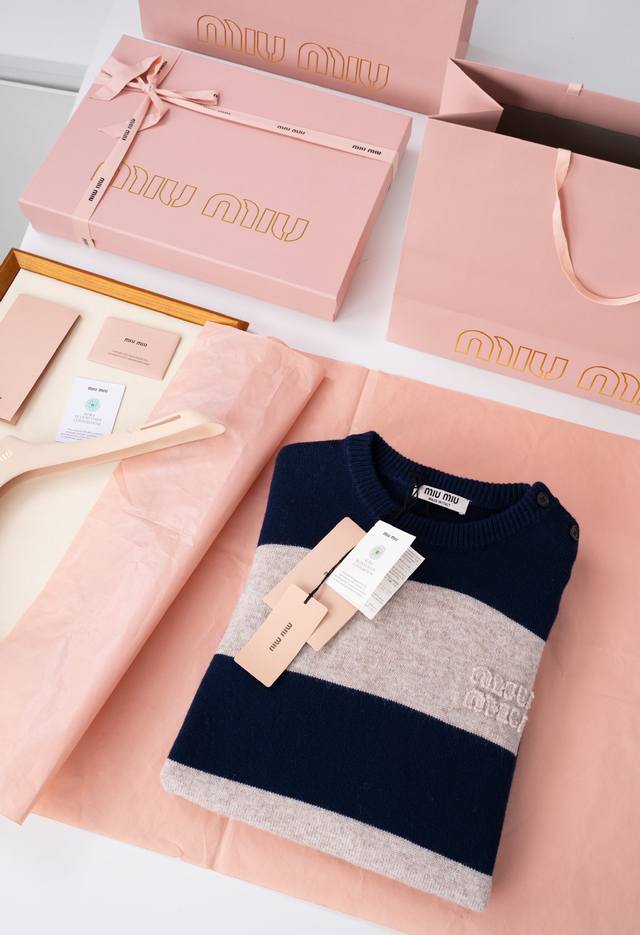 25Ss new Mi Umiu pullover sweater Miumiu Upcycled knitted top is really a piece