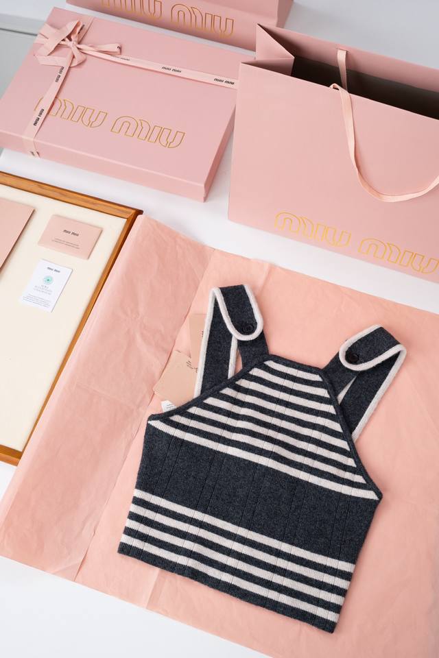 2025A New Product - Mium Iu knitted vest is really a very good-looking vest. It