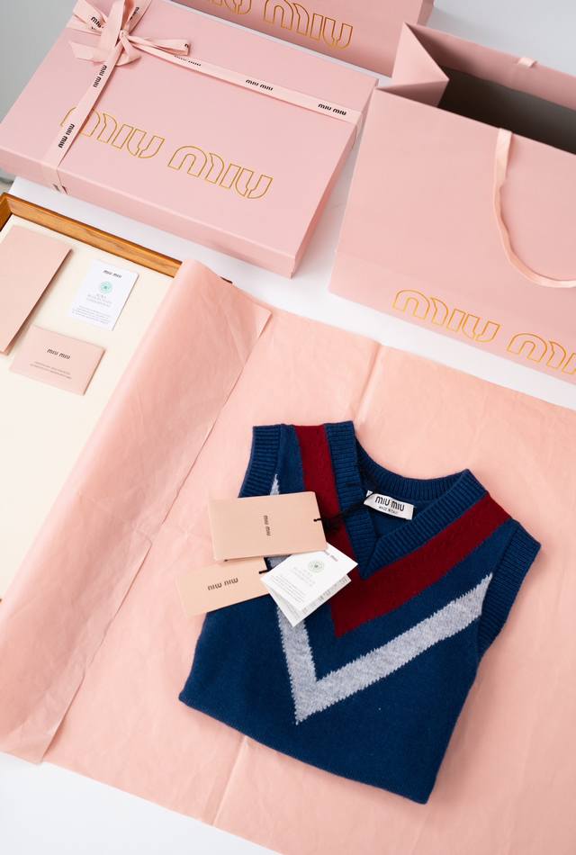 2025A New Product - Mium Iu Knitted Vest A new favorite for autumn wear. A super