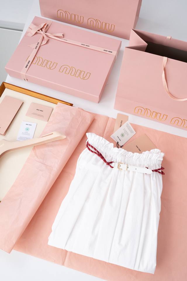 25Ss new product Mi Umiu long skirt is a white item that is not competitive or o