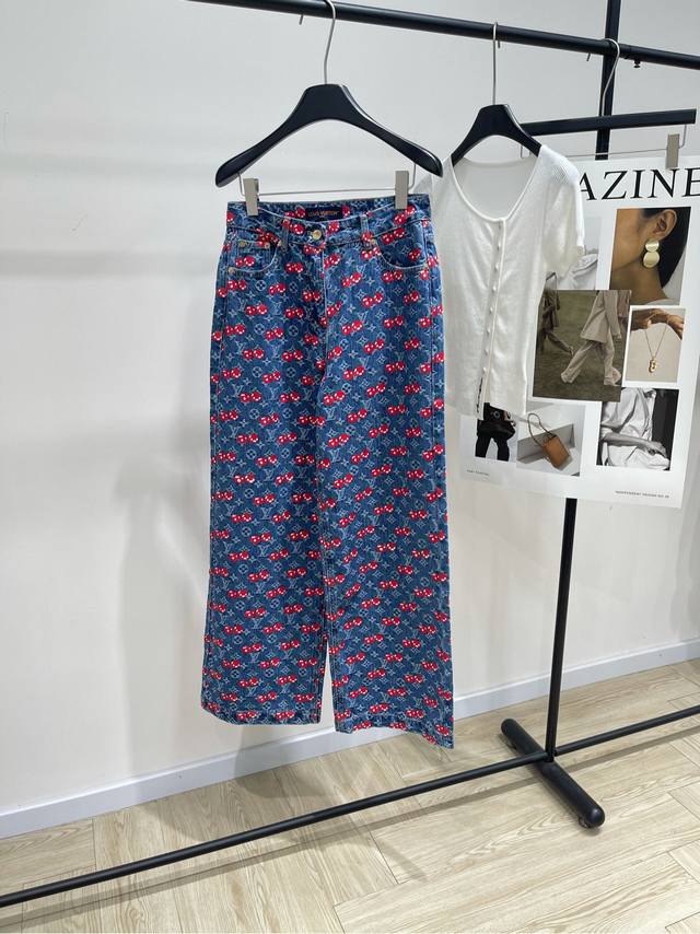 Lv dark blue monogram cherry denim trousers. Fabric: denim cotton. Color: dark b