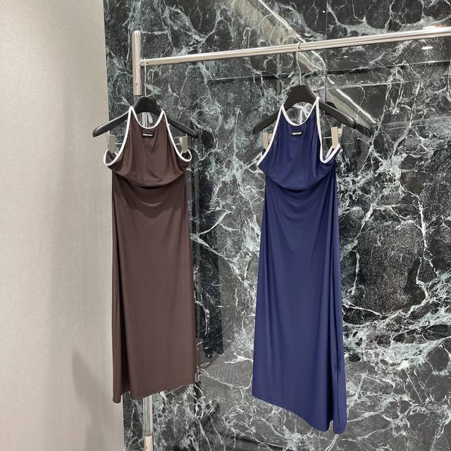 Miu 25 Early Fall new slim-fit halter dress with contrasting colors. The iconic