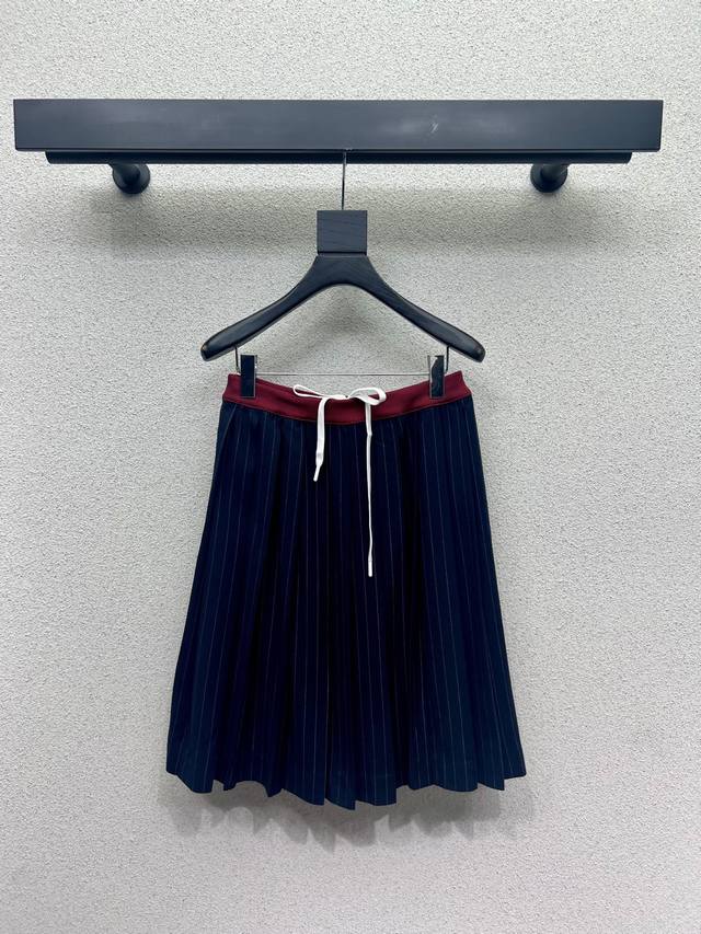 Miu's dark blue striped pleated skirt is comfortable, stylish, and elegant. It's