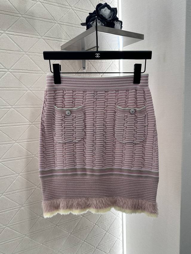 Chane*2025 new arrival, contrasting colors, knitted miniskirt with flowing tasse