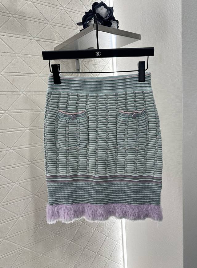 Chane*2025 New Arrival. Contrast-color knitted miniskirt with flowing tassels. C