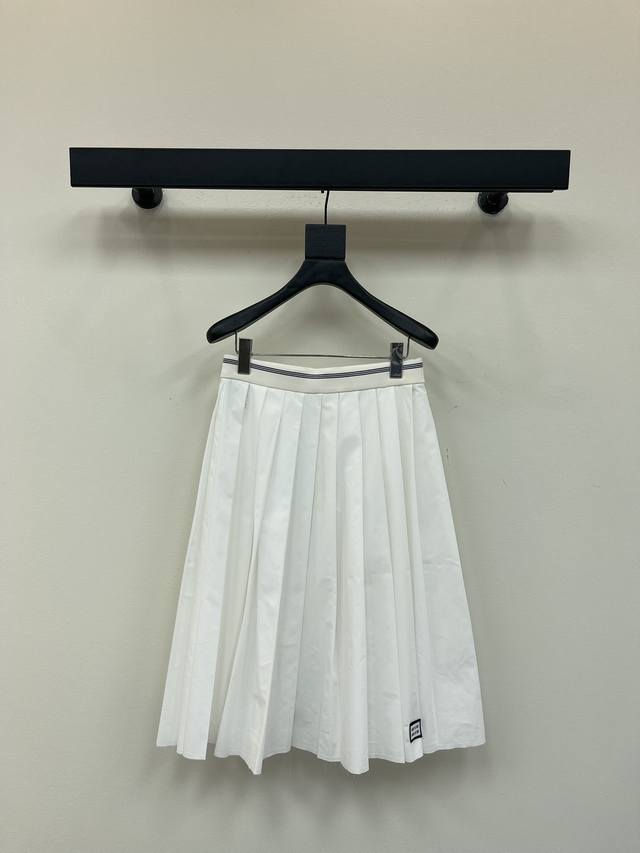 Miumi*25's new early fall ribbon-stitched casual collection features a high-wais
