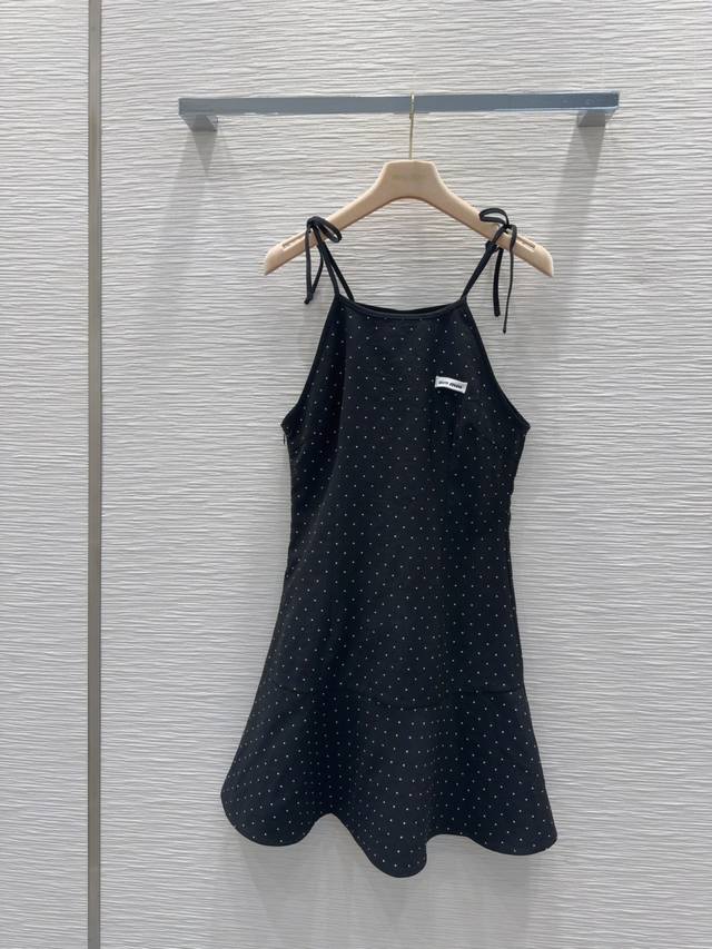 Miu Mi*'s new 2025Ss slip dress is retro, stylish, understated, and luxurious! T