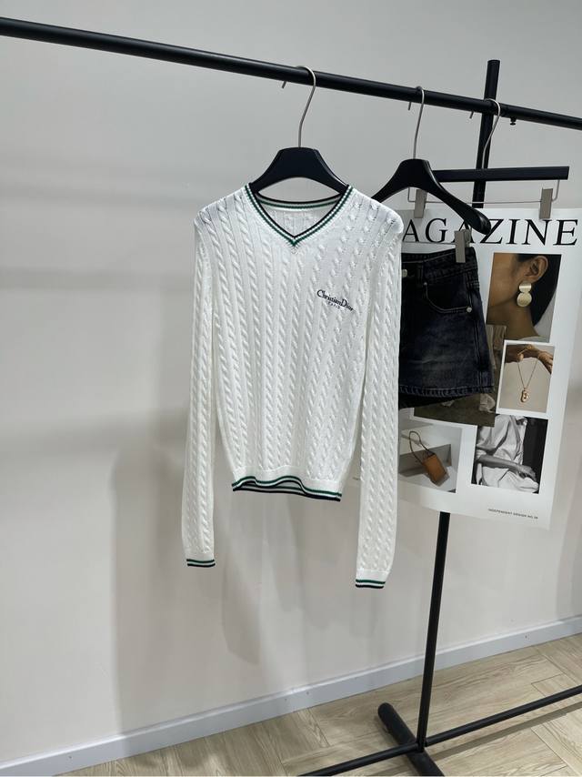 D white green edge cable knit long sleeve V-neck sweater. Fabric: cotton + mulbe