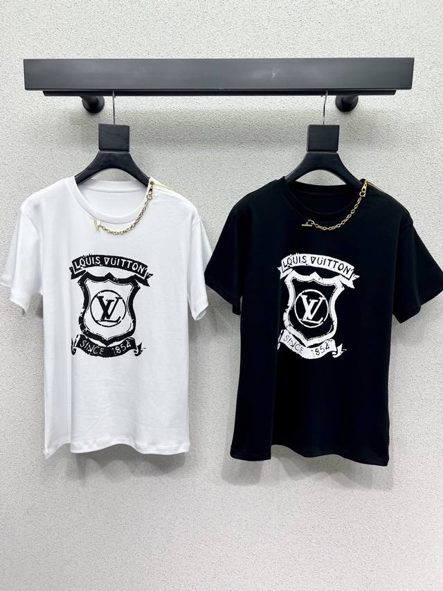 L brand short-sleeved T-shirt is stylish, understated, and luxurious! versatile