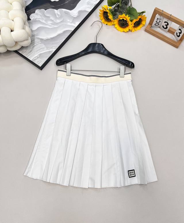 Miumiu's new embroidered letter patch college style mid-length pleated skirt is
