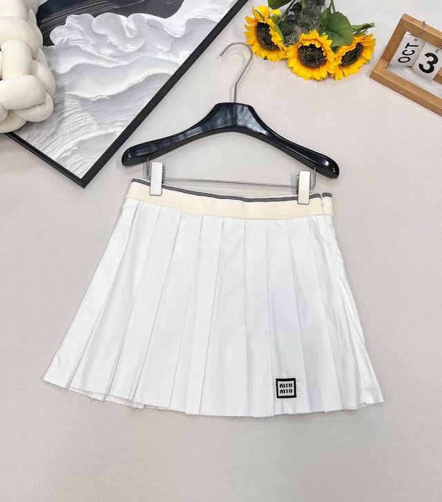 Miumiu's new embroidered letter patch college style pleated skirt is a must-have