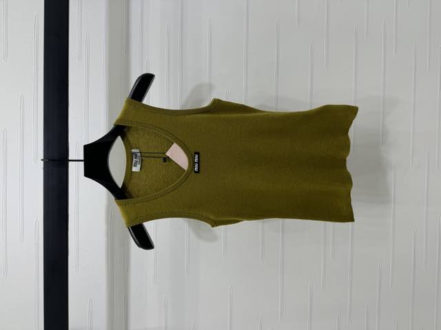 New, original, high-end Miumi* 2025 Early Fall Collection! This ribbed U-neck kn