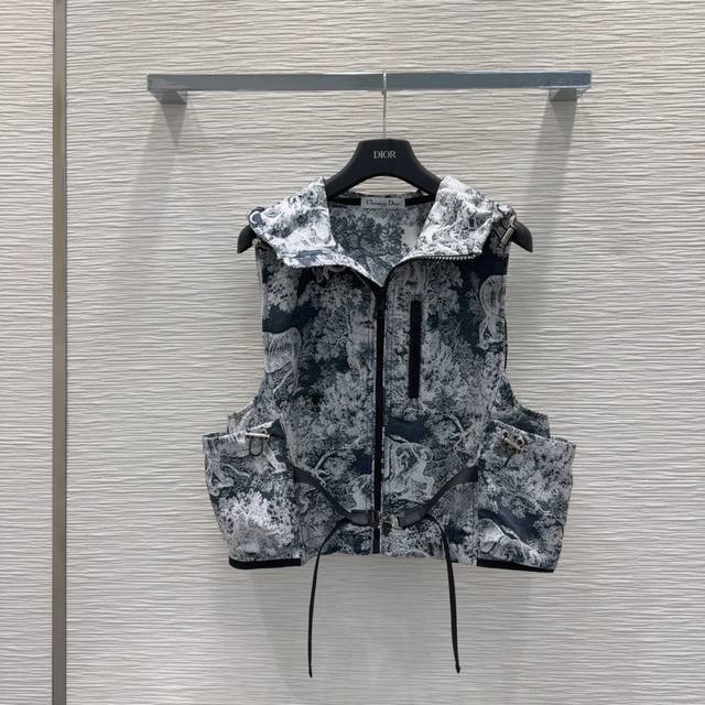 Christian Dio*2025Ss new suit featuring a Zoo Jouy print, yet simple yet exudes