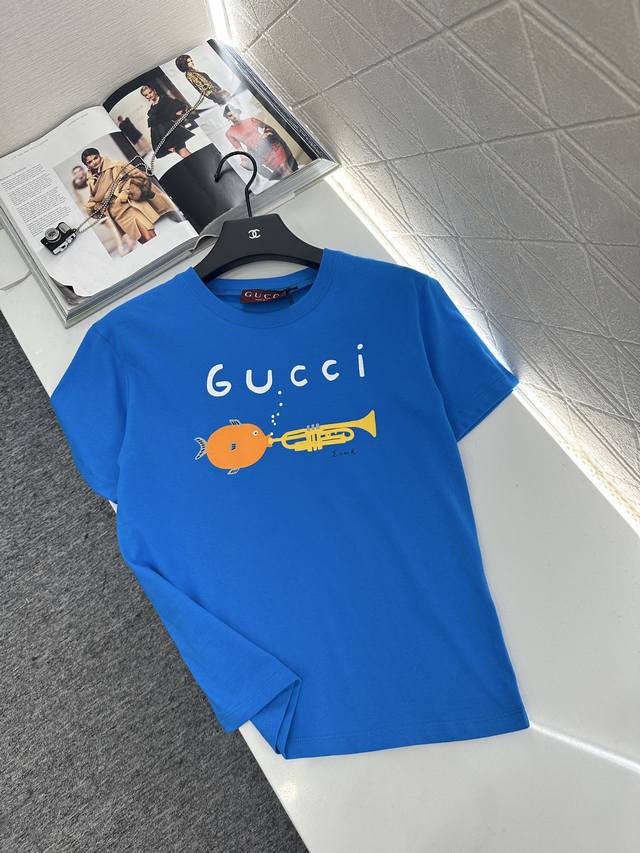 Gucc*2025 New Arrivals. This custom-made, printed, round-neck T-shirt features b