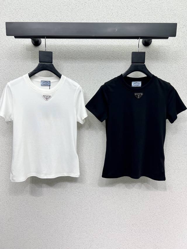 s classic triangle logo short-sleeved T-shirt is stylish, understated, and luxur