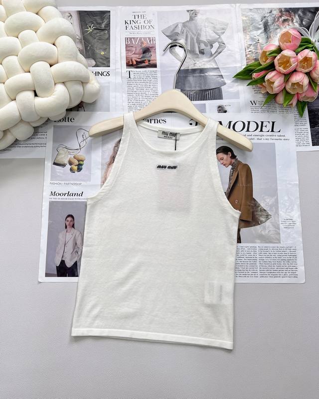 Miu Miu 25Ss new jacquard knit wool vest with lettering. Made of custom white wo