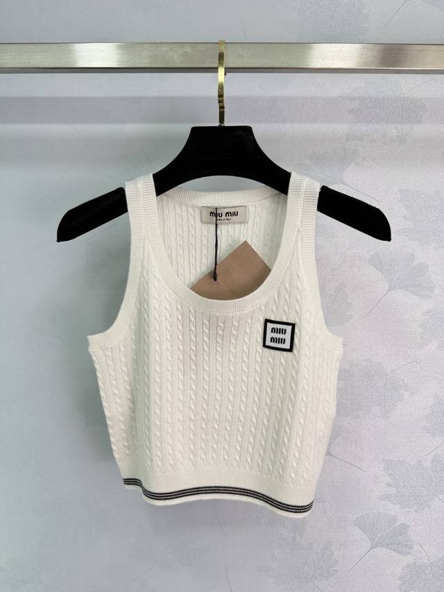 Miu*25 new white knitted vest with a small square logo on the chest and exquisit